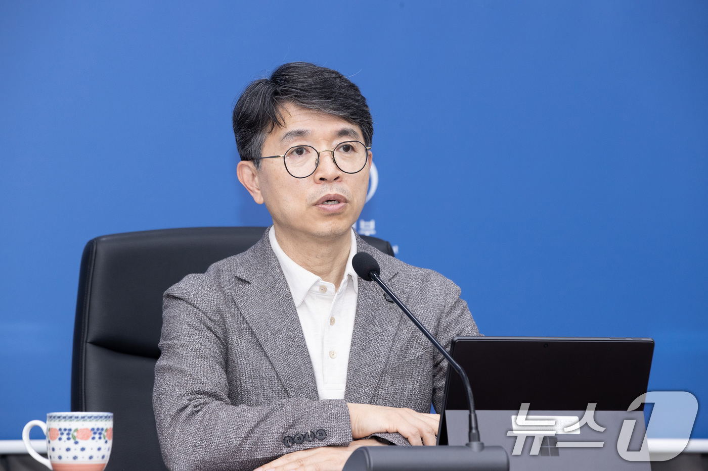 (서울=뉴스1) = 김완섭 환경부 장관이 8일 서울 서초구 한강홍수통제소에서 확대간부회의를 열고, 국내 기업의 캄보디아 물산업 시장 진출 지원 등 캄보디아 출장 성과를 설명하며 간 …