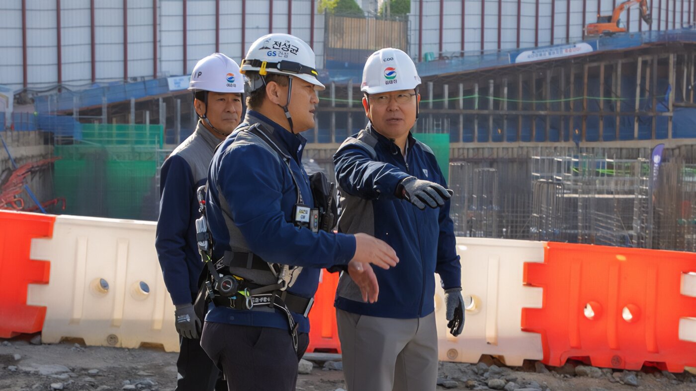 본문 이미지 - GS건설 COO 김태진 사장(오른쪽)이 안전점검의 날 현장을 방문해 추락재해 예방을 위한 현장 점검을 하고 있다 (GS건설 제공)