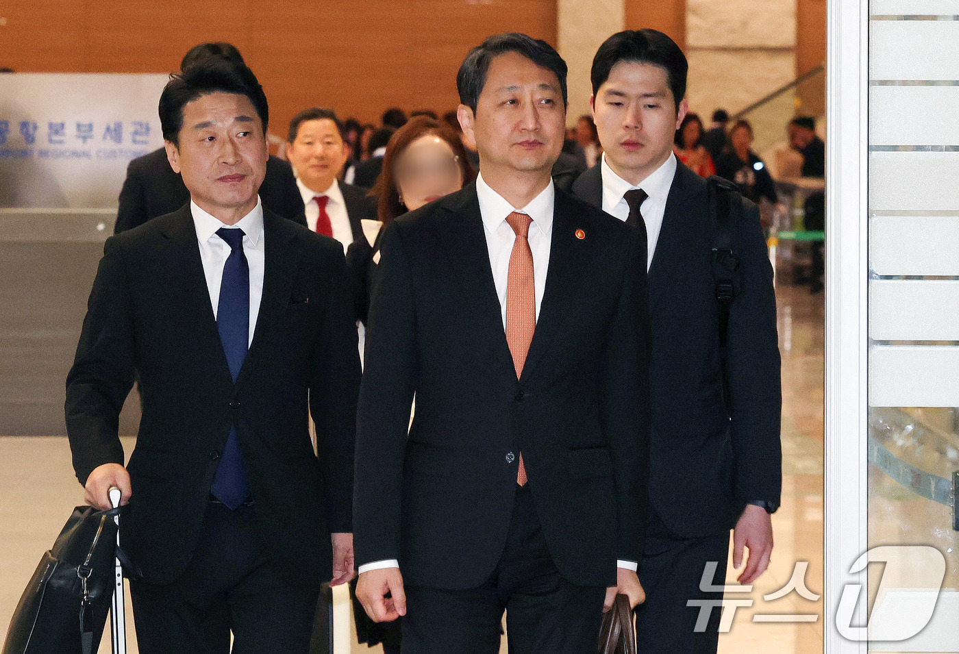 (인천공항=뉴스1) 박세연 기자 = 안덕근 산업통상자원부 장관이 8일 체코 방문을 마치고 인천국제공항을 통해 귀국하고 있다.안 장관은 두코바니 신규 원전 계약 체결을 위해 체코를 …
