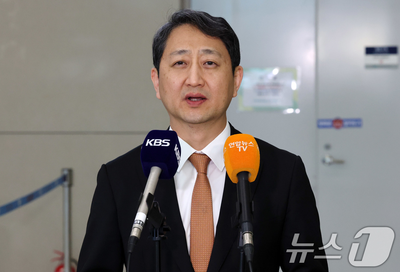(인천공항=뉴스1) 박세연 기자 = 안덕근 산업통상자원부 장관이 8일 체코 방문을 마치고 인천국제공항을 통해 귀국해 취재진 질문에 답하고 있다.안 장관은 두코바니 신규 원전 계약 …