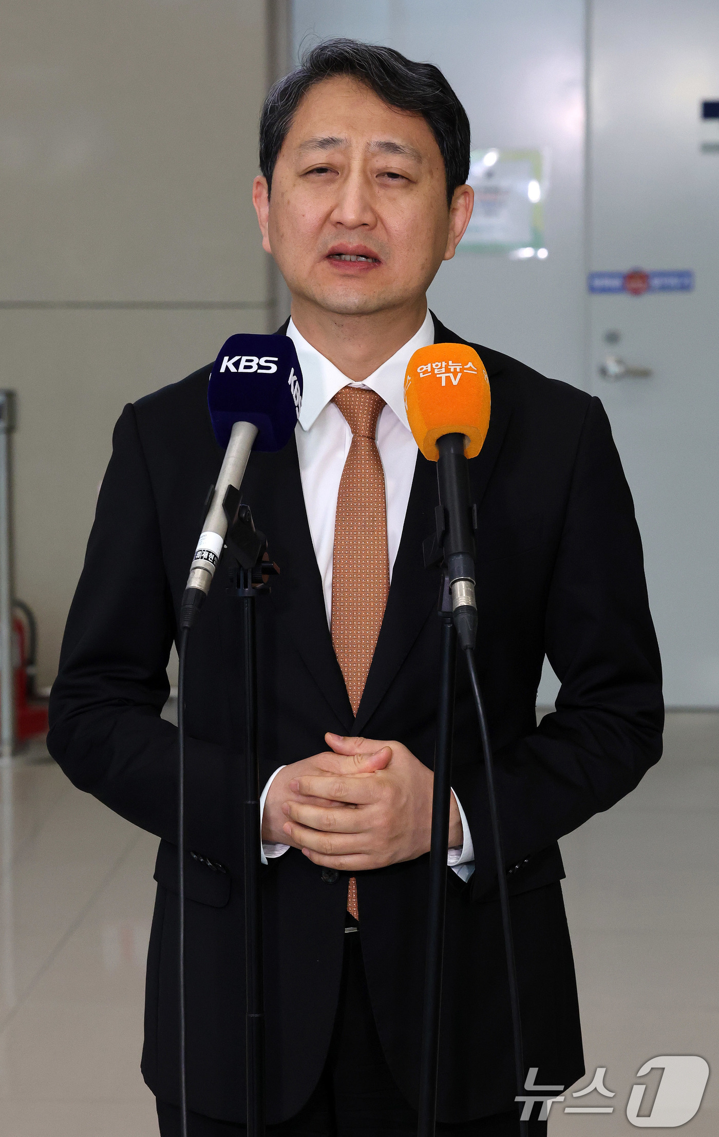 (인천공항=뉴스1) 박세연 기자 = 체코 방문을 마친 안덕근 산업통상자원부 장관이 8일 오후 인천국제공항을 통해 귀국해 취재진 질문에 답하고 있다.안 장관은 두코바니 신규 원전 계 …