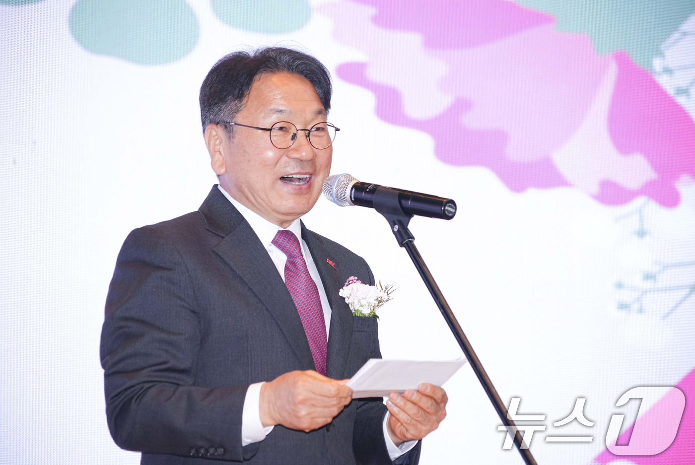 (광주=뉴스1) 김태성 기자 = 강기정 광주시장이 8일 오전 남구 빛고을노인건강타운에서 열린 '제53회 어버이날 기념식'에 참석해 기념사를 하고 있다.(광주시 제공. 재판매 및 D …