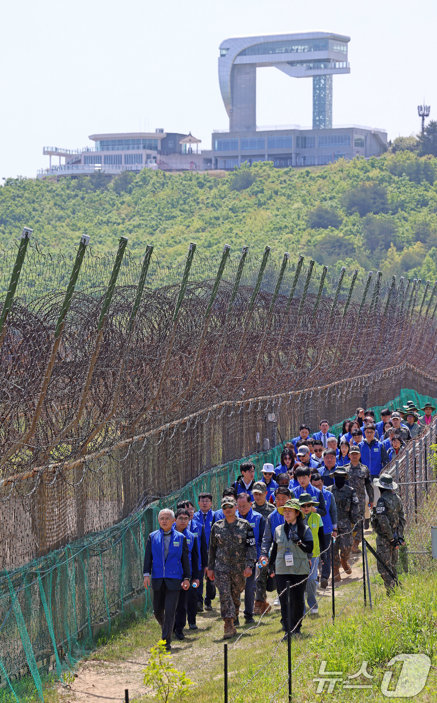 (서울=뉴스1) 이연주 기자 = 유인촌 문화체육관광부 장관이 8일 로컬100인 강원도 고성군 통일전망대에서 시작되는 고성 DMZ 평화의 길 테마노선을 걷고 있다. (문화체육관광부 …