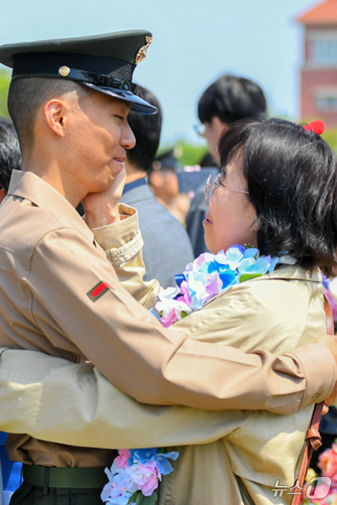 (포항=뉴스1) 최창호 기자 = 해병대교육훈련단 장병이 8일 경북 포항시 남구에 있는 연병장에서 열린 신병 1361기(1365명)에 대한 수료식에서 어머니와 인사를 나누고 있다.이 …