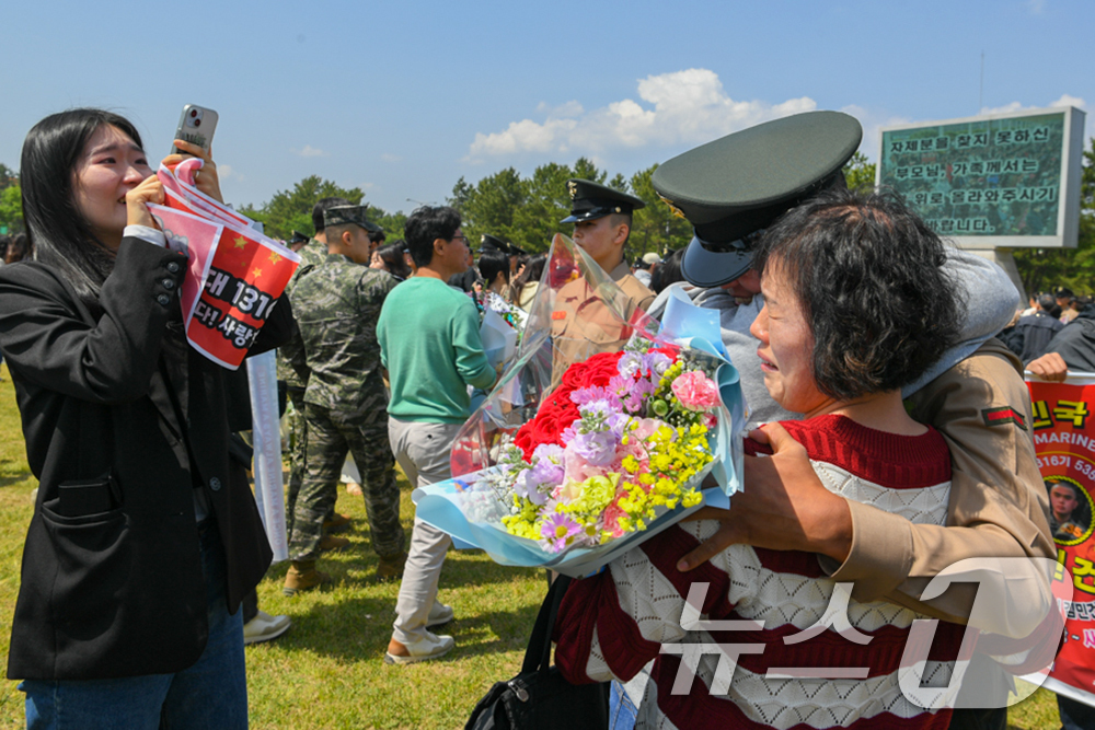 (포항=뉴스1) 최창호 기자 = 해병대교육훈련단이 8일 경북 포항시 남구에 있는 연병장에서 열린 신병 1361기(1365명)에 대한 수료식에서 어머니가 신병을 안아주고 있다.이날 …
