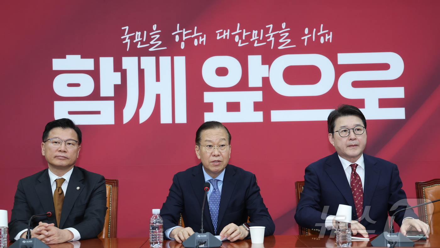 (서울=뉴스1) 이재명 기자 = 권영세 국민의힘 비상대책위원장이 8일 오후 서울 여의도 국회에서 단일화 관련 기자간담회를 하고 있다.  2025.5.8/뉴스1