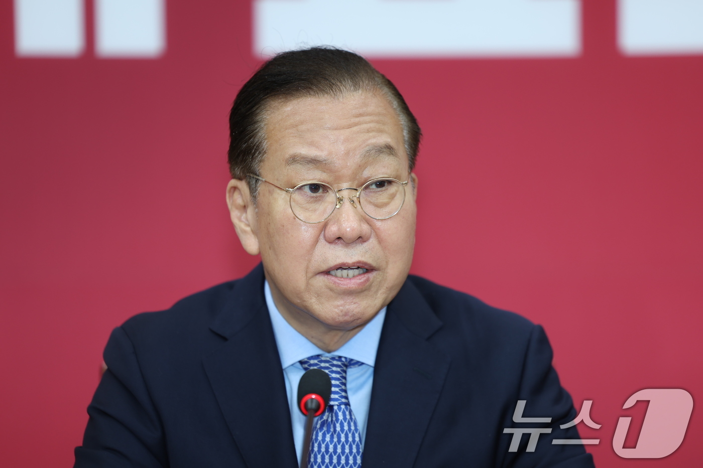 (서울=뉴스1) 이재명 기자 = 권영세 국민의힘 비상대책위원장이 8일 오후 서울 여의도 국회에서 단일화 관련 기자간담회를 하고 있다.  2025.5.8/뉴스1