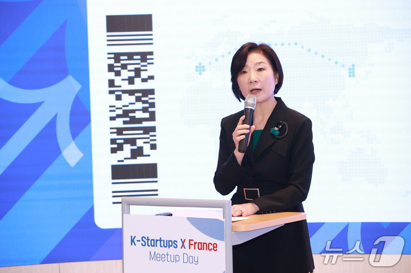 본문 이미지 - 오영주 중소벤처기업부 장관이 8일 서울 강남구 팁스타운 글로벌스타트업센터(GSC)에서 열린 'K-스타트업 X 프랑스 밋업 데이'에서 인사말을 하고 있다.(중소벤처기업부 제공)