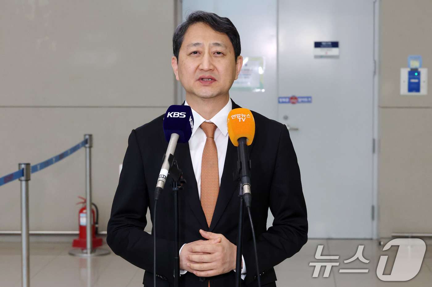 (인천공항=뉴스1) 박세연 기자 = 안덕근 산업통상자원부 장관이 8일 체코 방문을 마치고 인천국제공항을 통해 귀국해 취재진 질문에 답하고 있다.안 장관은 두코바니 신규 원전 계약 …