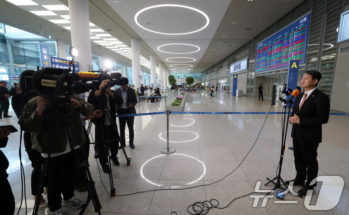 (인천공항=뉴스1) 박세연 기자 = 안덕근 산업통상자원부 장관이 8일 체코 방문을 마치고 인천국제공항을 통해 귀국해 취재진 질문에 답하고 있다.안 장관은 두코바니 신규 원전 계약 …