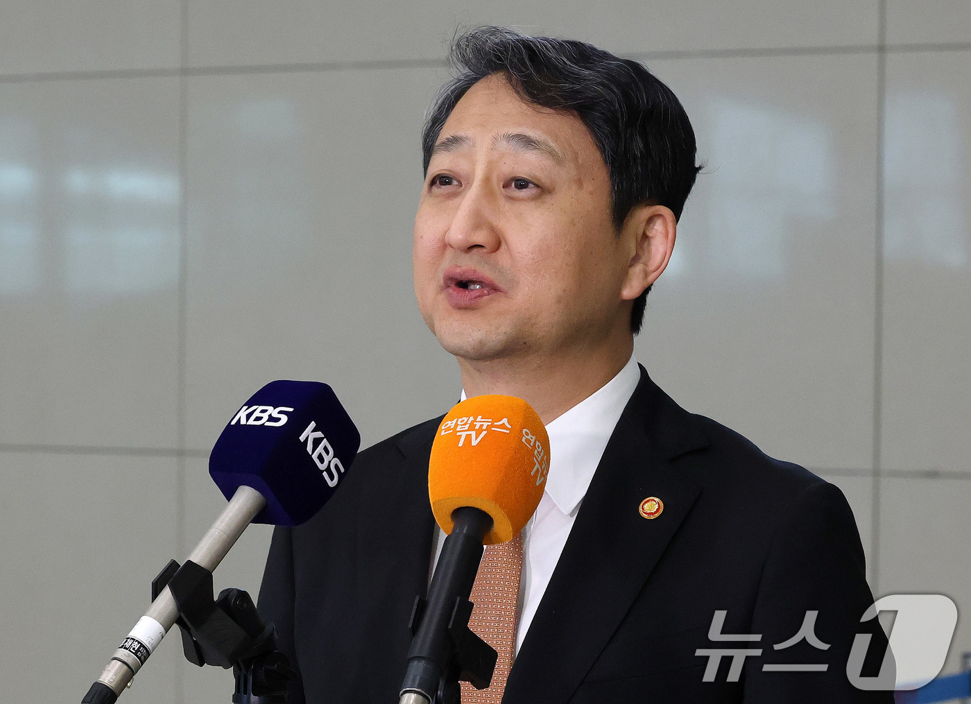 (인천공항=뉴스1) 박세연 기자 = 안덕근 산업통상자원부 장관이 8일 체코 방문을 마치고 인천국제공항을 통해 귀국해 취재진 질문에 답하고 있다.안 장관은 두코바니 신규 원전 계약 …