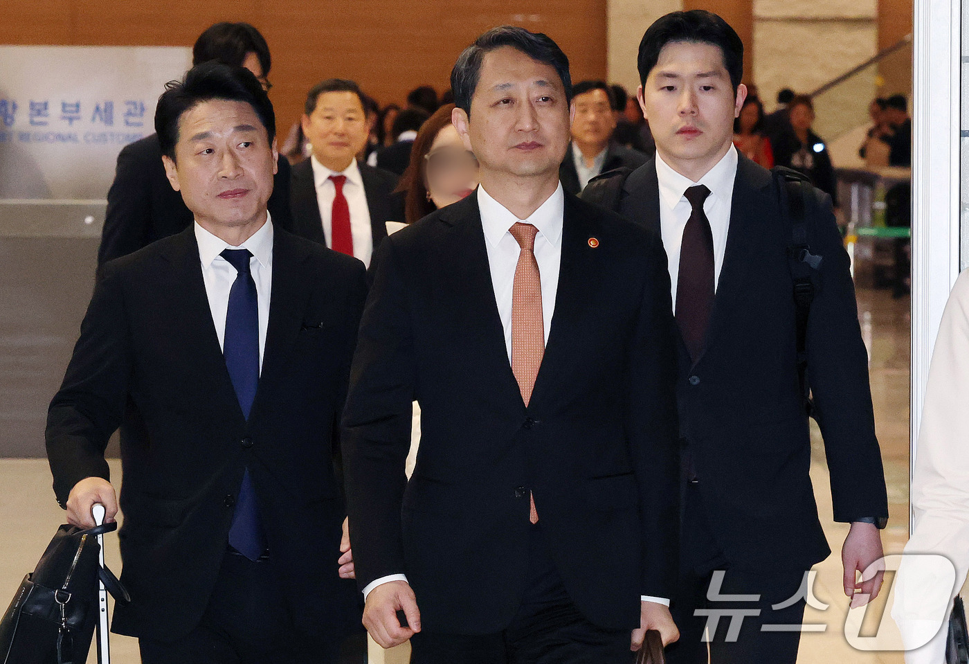 (인천공항=뉴스1) 박세연 기자 = 안덕근 산업통상자원부 장관이 8일 체코 방문을 마치고 인천국제공항을 통해 귀국하고 있다.안 장관은 두코바니 신규 원전 계약 체결을 위해 체코를 …