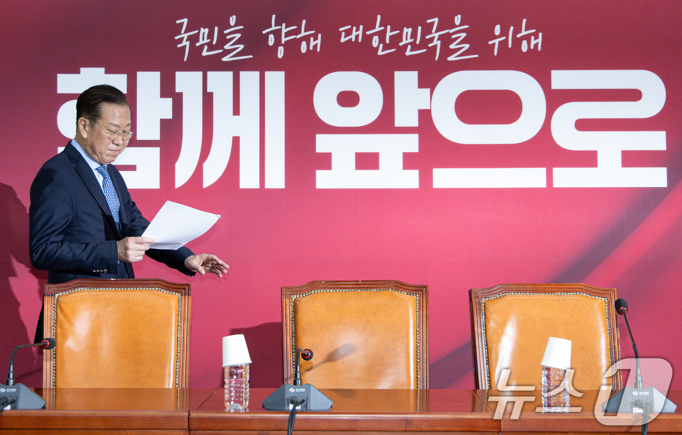 (서울=뉴스1) 이재명 기자 = 권영세 국민의힘 비상대책위원장이 8일 오후 서울 여의도 국회에서 단일화 관련 기자간담회에 참석하고 있다. 2025.5.8/뉴스1