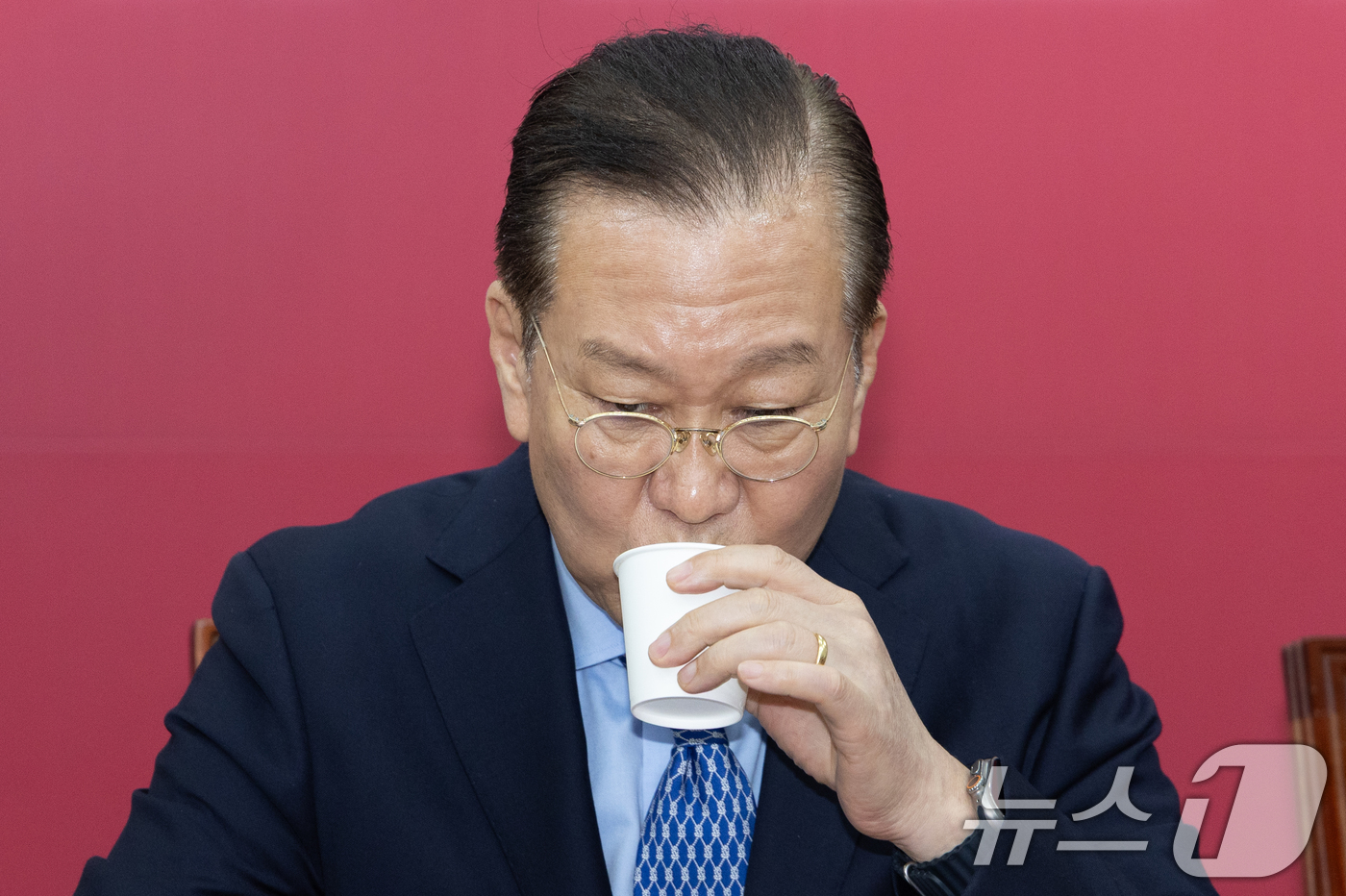 (서울=뉴스1) 이재명 기자 = 권영세 국민의힘 비상대책위원장이 8일 오후 서울 여의도 국회에서 단일화 관련 기자간담회에 앞서 물을 마시고 있다. 2025.5.8/뉴스1