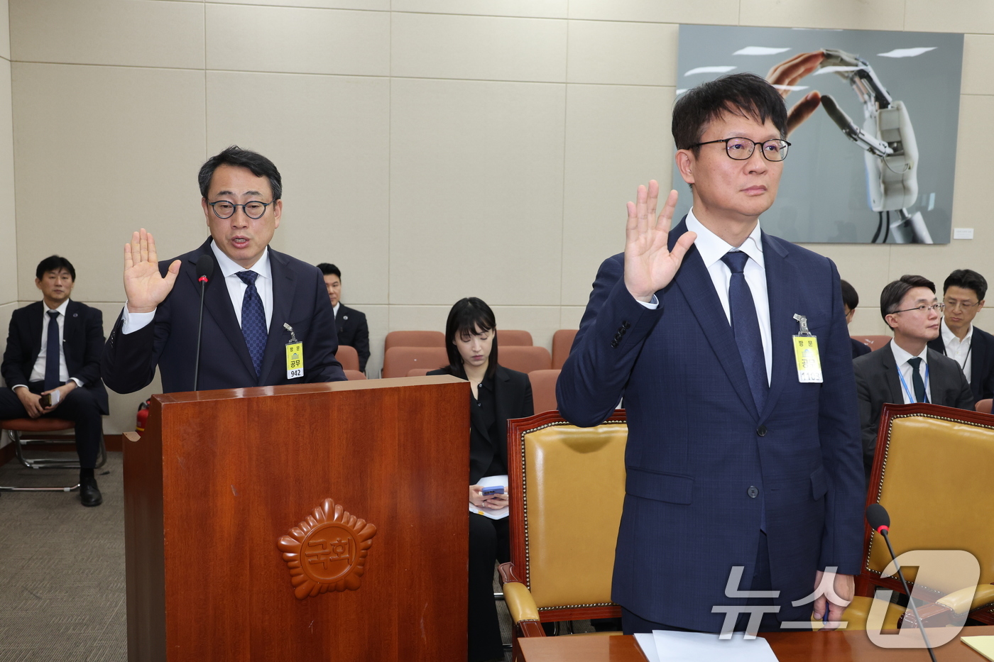 (서울=뉴스1) 안은나 기자 = 유영상 SK텔레콤 대표이사가 8일 오후 서울 여의도 국회 과학기술정보방송통신위원회에서 열린 SK텔레콤 해킹 관련 청문회에 출석해 증인 선서를 하고 …