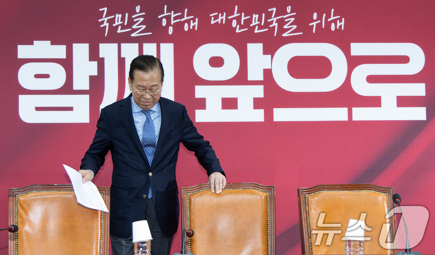 (서울=뉴스1) 이재명 기자 = 권영세 국민의힘 비상대책위원장이 8일 오후 서울 여의도 국회에서 단일화 관련 기자간담회에 참석하고 있다. 2025.5.8/뉴스1