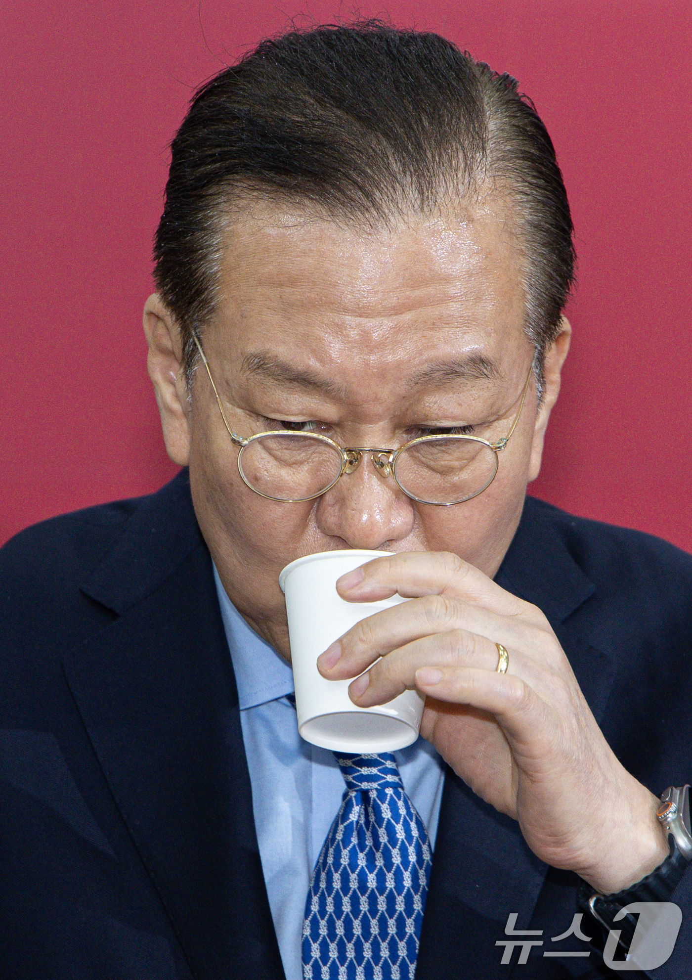 (서울=뉴스1) 이재명 기자 = 권영세 국민의힘 비상대책위원장이 8일 오후 서울 여의도 국회에서 단일화 관련 기자간담회에 앞서 물을 마시고 있다. 2025.5.8/뉴스1