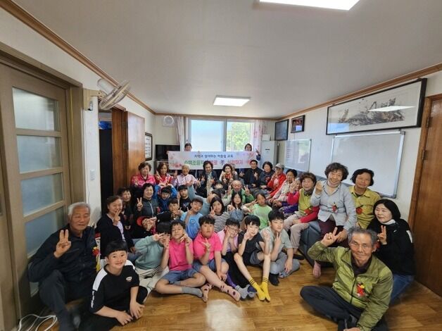 횡성 수백초교 학생들, 경로당 어르신에 어버이날 축하 꽃 전달