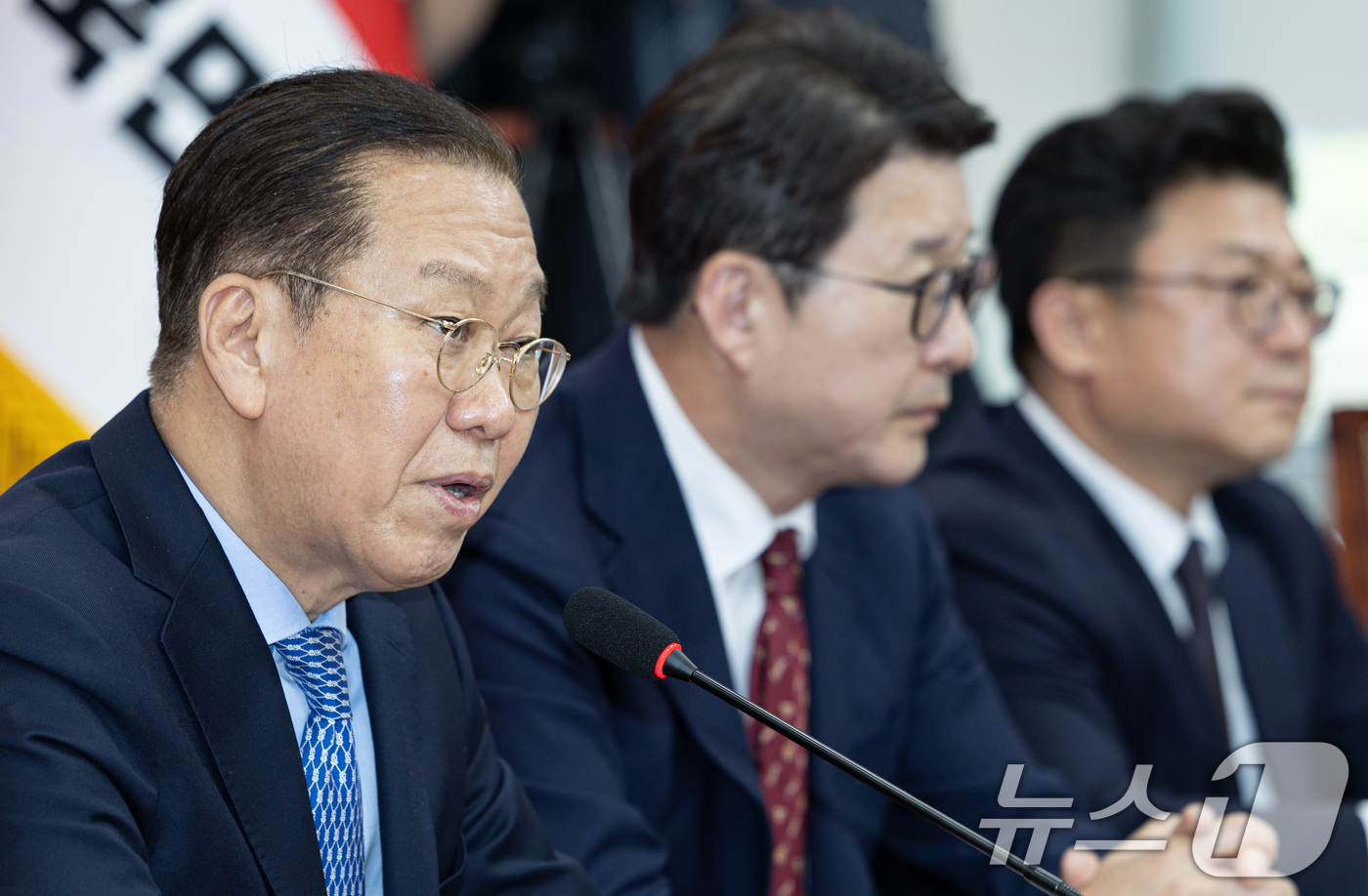 (서울=뉴스1) 이재명 기자 = 권영세 국민의힘 비상대책위원장이 8일 오후 서울 여의도 국회에서 단일화 관련 기자간담회를 하고 있다. 2025.5.8/뉴스1