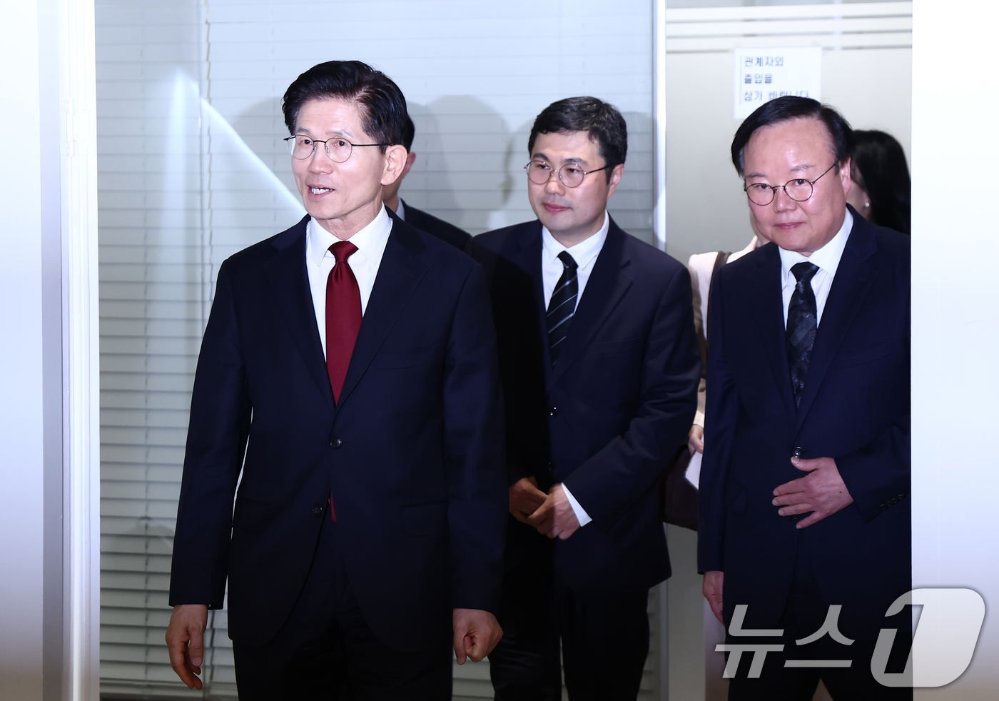 (서울=뉴스1) 김민지 기자 = 김문수 국민의힘 대통령 후보가 8일 오후 서울 여의도 중앙당사에 마련된 후보실에서 업무를 보기 위해 들어오고 있다. 2025.5.8/뉴스1