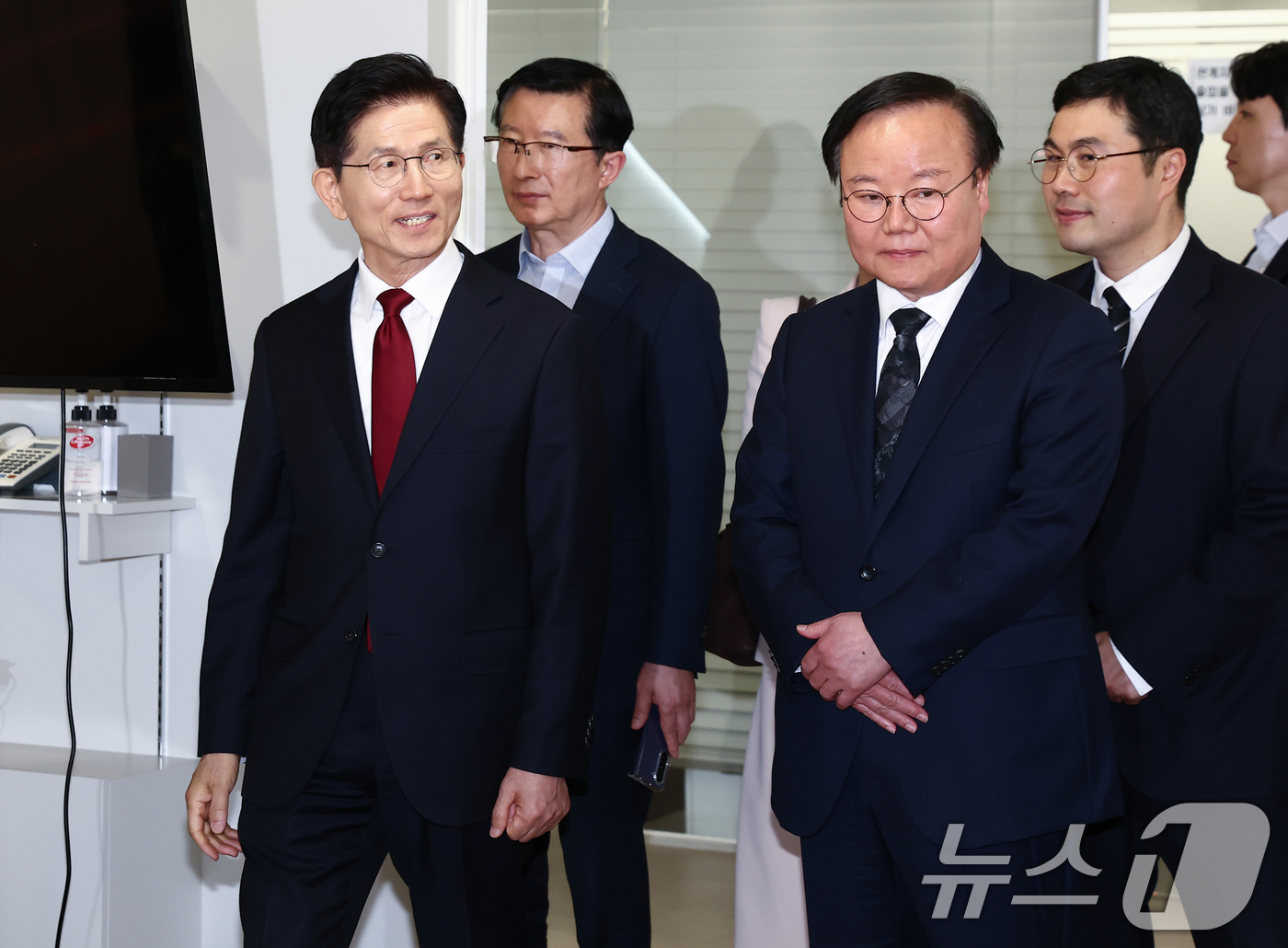 (서울=뉴스1) 김민지 기자 = 김문수 국민의힘 대통령 후보가 8일 오후 서울 여의도 중앙당사에 마련된 후보실에서 업무를 보기 위해 들어오고 있다. 오른쪽은 김재원 의원. 2025 …