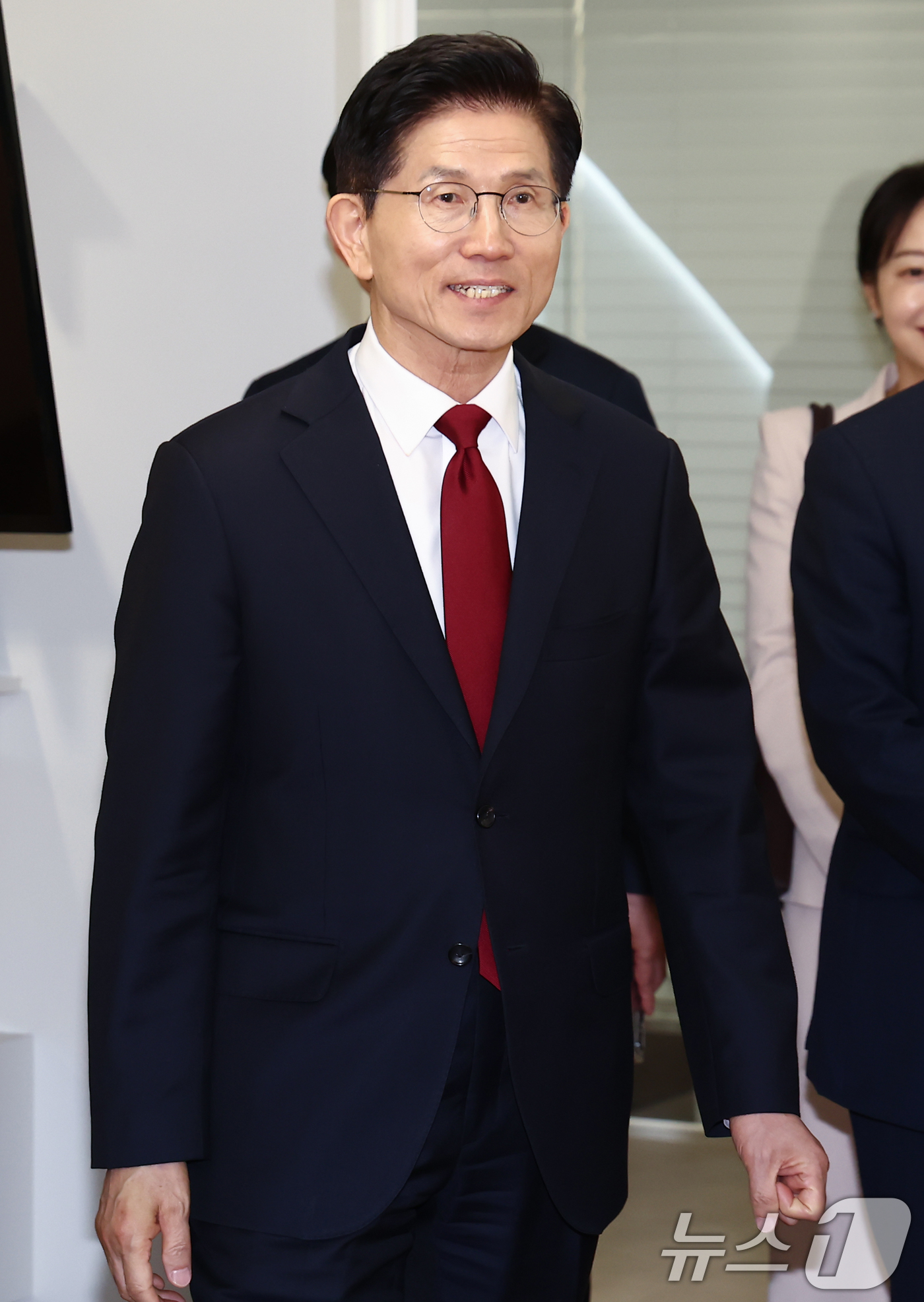 (서울=뉴스1) 김민지 기자 = 김문수 국민의힘 대통령 후보가 8일 오후 서울 여의도 중앙당사에 마련된 후보실에서 업무를 보기 위해 들어오고 있다. 2025.5.8/뉴스1