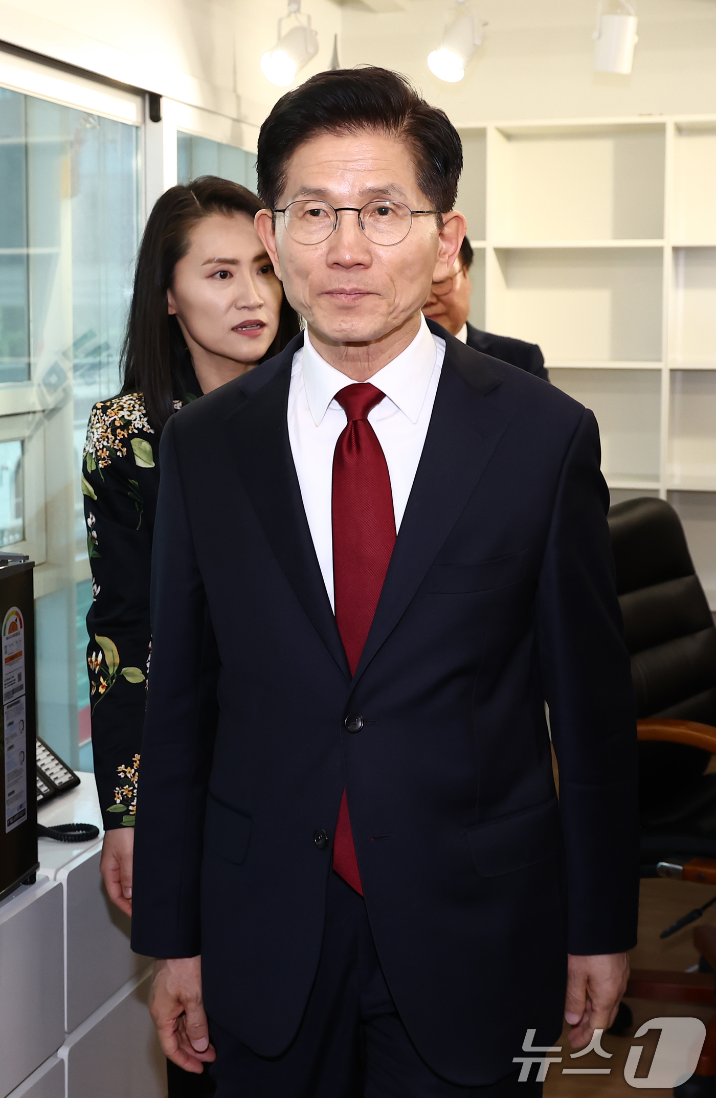 (서울=뉴스1) 김민지 기자 = 김문수 국민의힘 대통령 후보가 8일 오후 서울 여의도 중앙당사에 마련된 후보실에서 업무를 보기 위해 들어오고 있다. 2025.5.8/뉴스1