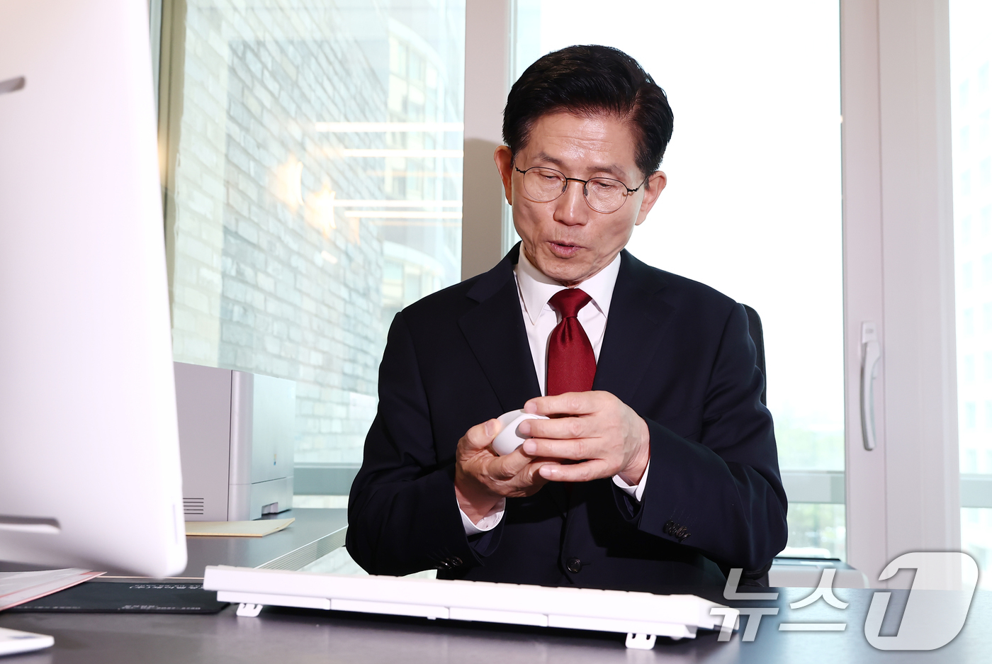 (서울=뉴스1) 김민지 기자 = 김문수 국민의힘 대통령 후보가 8일 오후 서울 여의도 중앙당사에 마련된 후보실에서 업무를 보고 있다. 2025.5.8/뉴스1