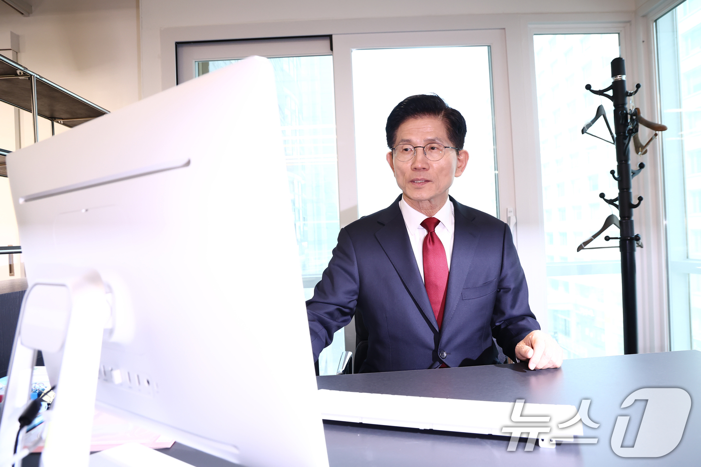 (서울=뉴스1) 김민지 기자 = 김문수 국민의힘 대통령 후보가 8일 오후 서울 여의도 중앙당사에 마련된 후보실에서 업무를 보고 있다. 2025.5.8/뉴스1