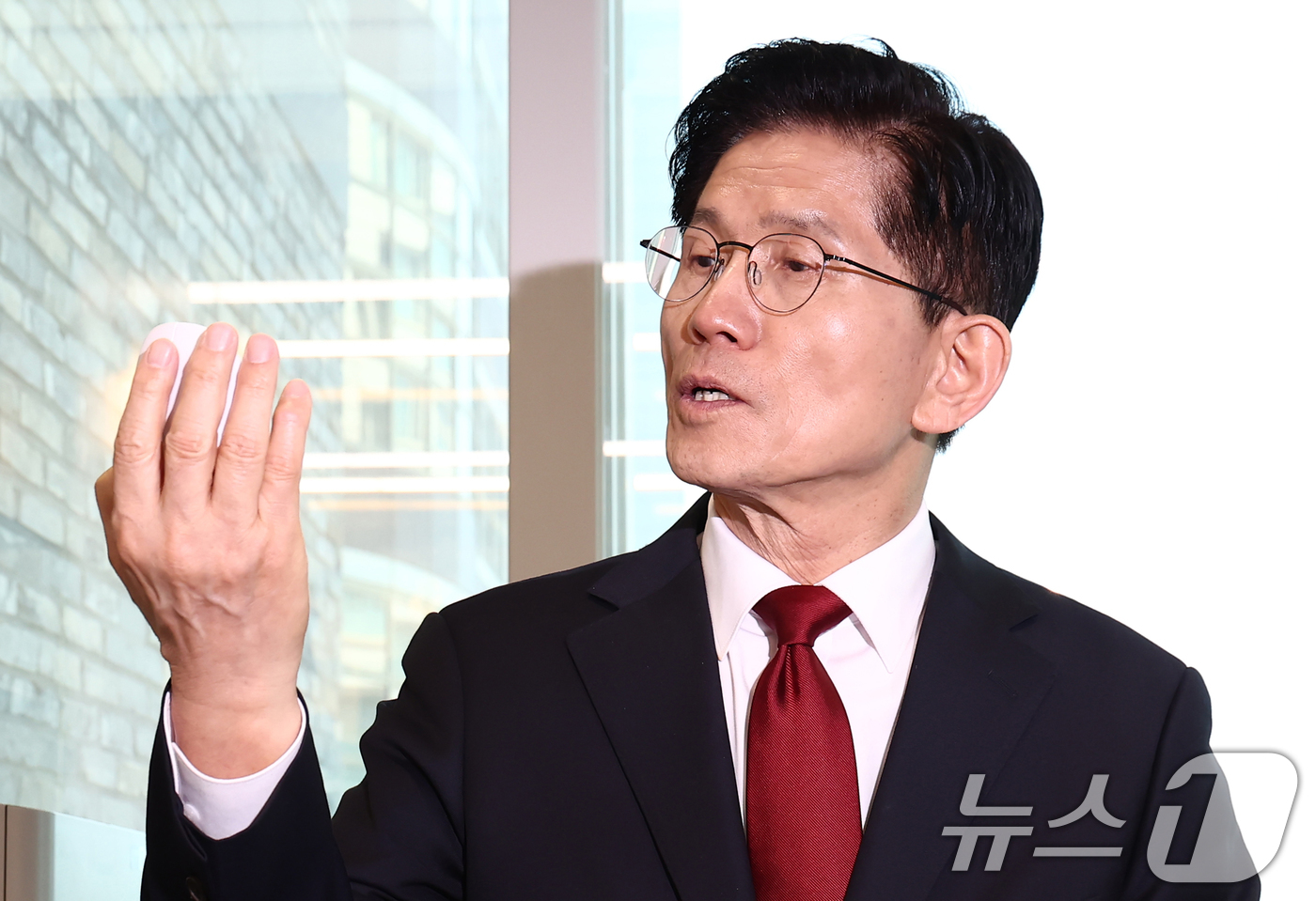 (서울=뉴스1) 김민지 기자 = 김문수 국민의힘 대통령 후보가 8일 오후 서울 여의도 중앙당사에 마련된 후보실에서 업무를 보고 있다. 2025.5.8/뉴스1