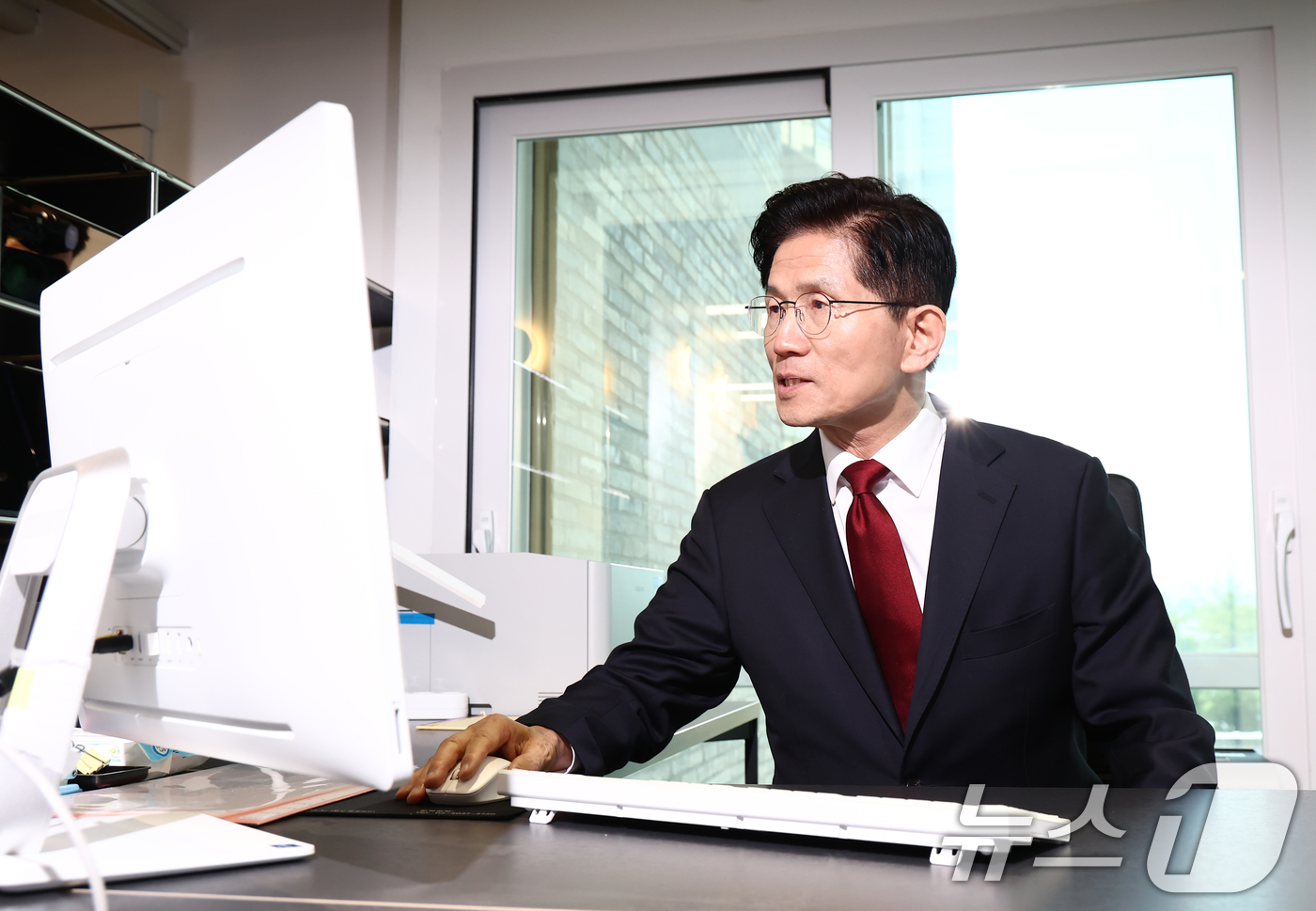 (서울=뉴스1) 김민지 기자 = 김문수 국민의힘 대통령 후보가 8일 오후 서울 여의도 중앙당사에 마련된 후보실에서 업무를 보고 있다. 2025.5.8/뉴스1