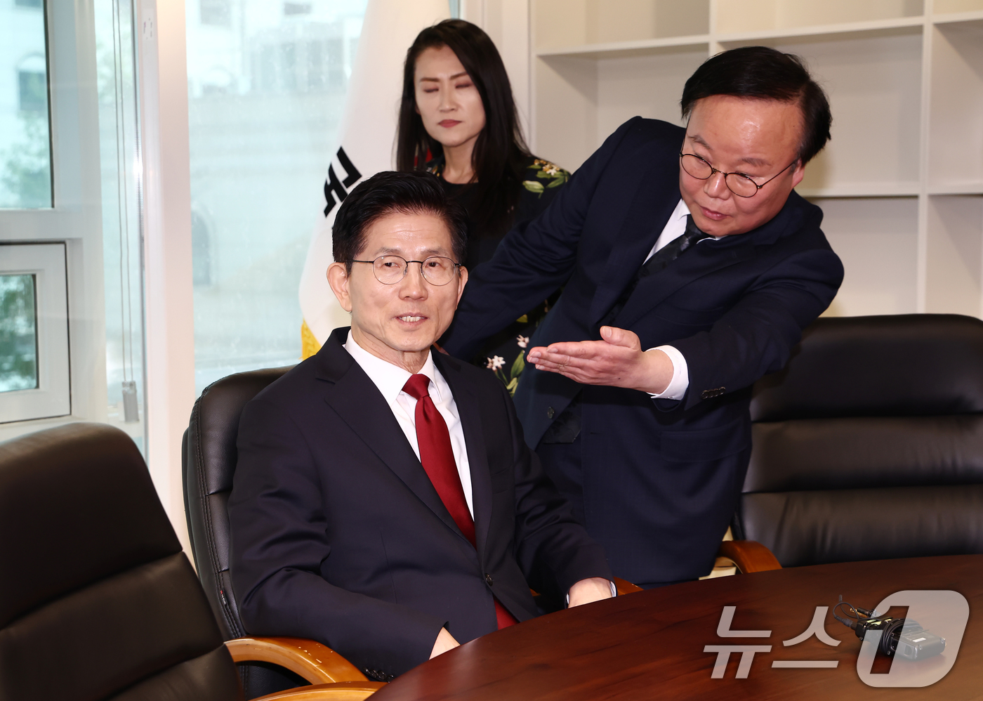 (서울=뉴스1) 김민지 기자 = 김문수 국민의힘 대통령 후보가 8일 오후 서울 여의도 중앙당사에 마련된 후보실에서 업무를 보기 위해 착석해 있다. 오른쪽은 김재원 의원. 2025. …