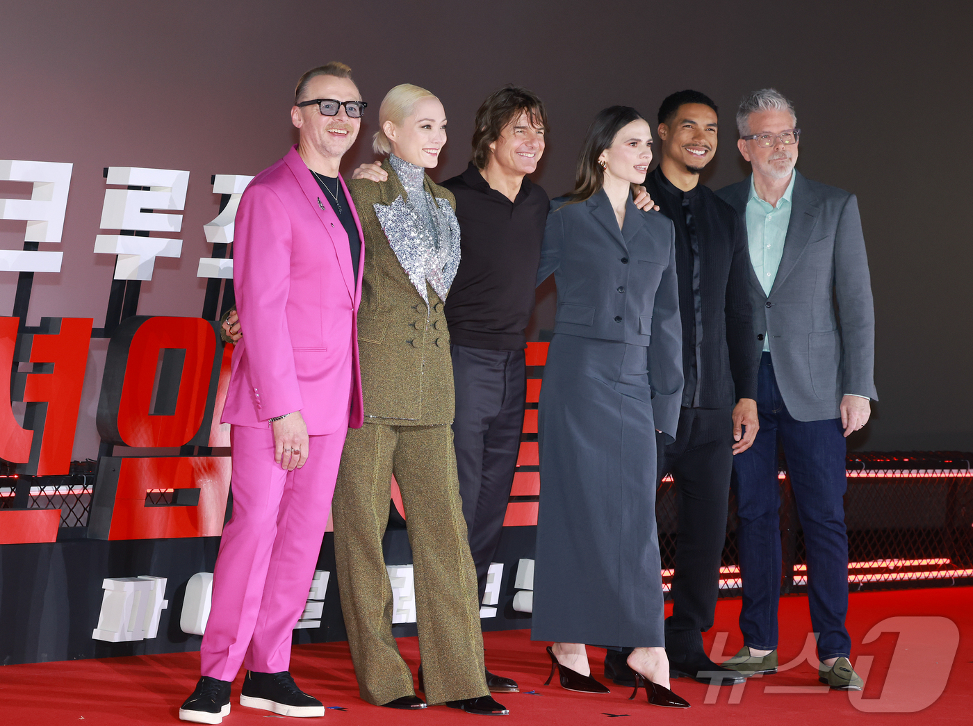 (서울=뉴스1) 김진환 기자 = 할리우드 배우 사이먼 페그(왼쪽부터)와 폼 크레멘티에프, 톰 크루즈, 헤일리 앳웰, 그렉 타잔 데이비스, 스티브 맥쿼리 감독이 8일 오후 서울 송파 …