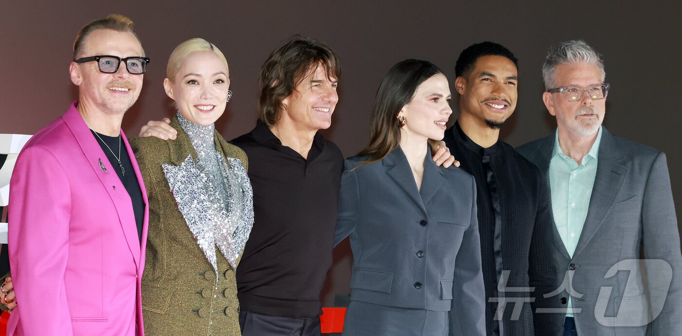 본문 이미지 - 할리우드 배우 사이먼 페그(왼쪽부터)와 폼 크레멘티에프, 톰 크루즈, 헤일리 앳웰, 그렉 타잔 데이비스, 스티브 맥쿼리 감독이 8일 오후 서울 송파구 올림픽로 롯데시네마 월드타워점에서 열린 영화 '미션 임파서블: 파이널 레코닝' 기자간담회에 참석해 포즈를 취하고 있다. ‘미션 임파서블: 파이널 레코닝’은 인류를 위협하는 절체절명의 위기에 내몰린 에단 헌트(톰 크루즈)와 IMF 팀원들이 목숨을 걸고 미션에 뛰어드는 이야기를 담은 액션 블록버스터이다. 2025.5.8/뉴스1 ⓒ News1 김진환 기자