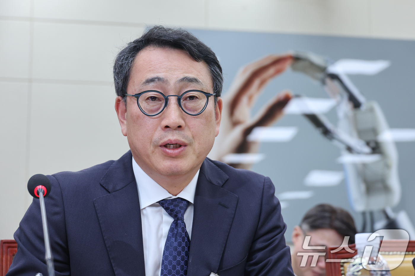 (서울=뉴스1) 안은나 기자 = 유영상 SK텔레콤 대표이사가 8일 오후 서울 여의도 국회 과학기술정보방송통신위원회에서 열린 SK텔레콤 해킹 관련 청문회에 출석해 의원 질의에 답하고 …