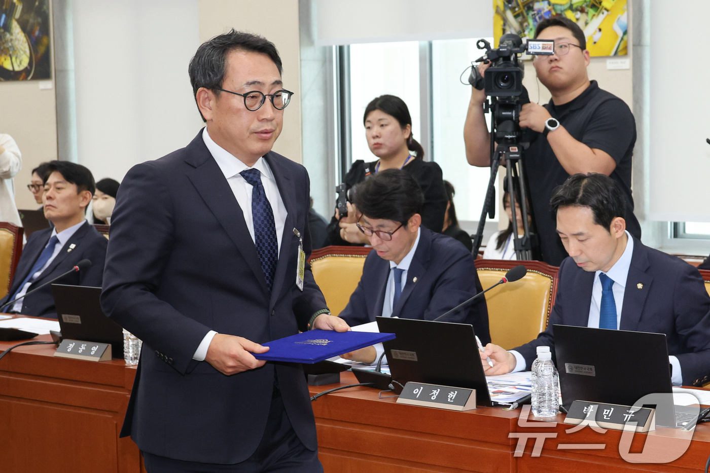 (서울=뉴스1) 안은나 기자 = 유영상 SK텔레콤 대표이사가 8일 오후 서울 여의도 국회 과학기술정보방송통신위원회에서 열린 SK텔레콤 해킹 관련 청문회에 출석해 증인 선서를 마친 …