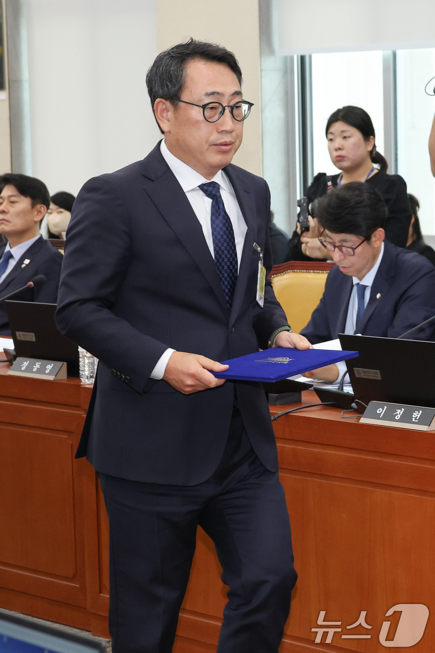 (서울=뉴스1) 안은나 기자 = 유영상 SK텔레콤 대표이사가 8일 오후 서울 여의도 국회 과학기술정보방송통신위원회에서 열린 SK텔레콤 해킹 관련 청문회에 출석해 증인 선서를 마친 …