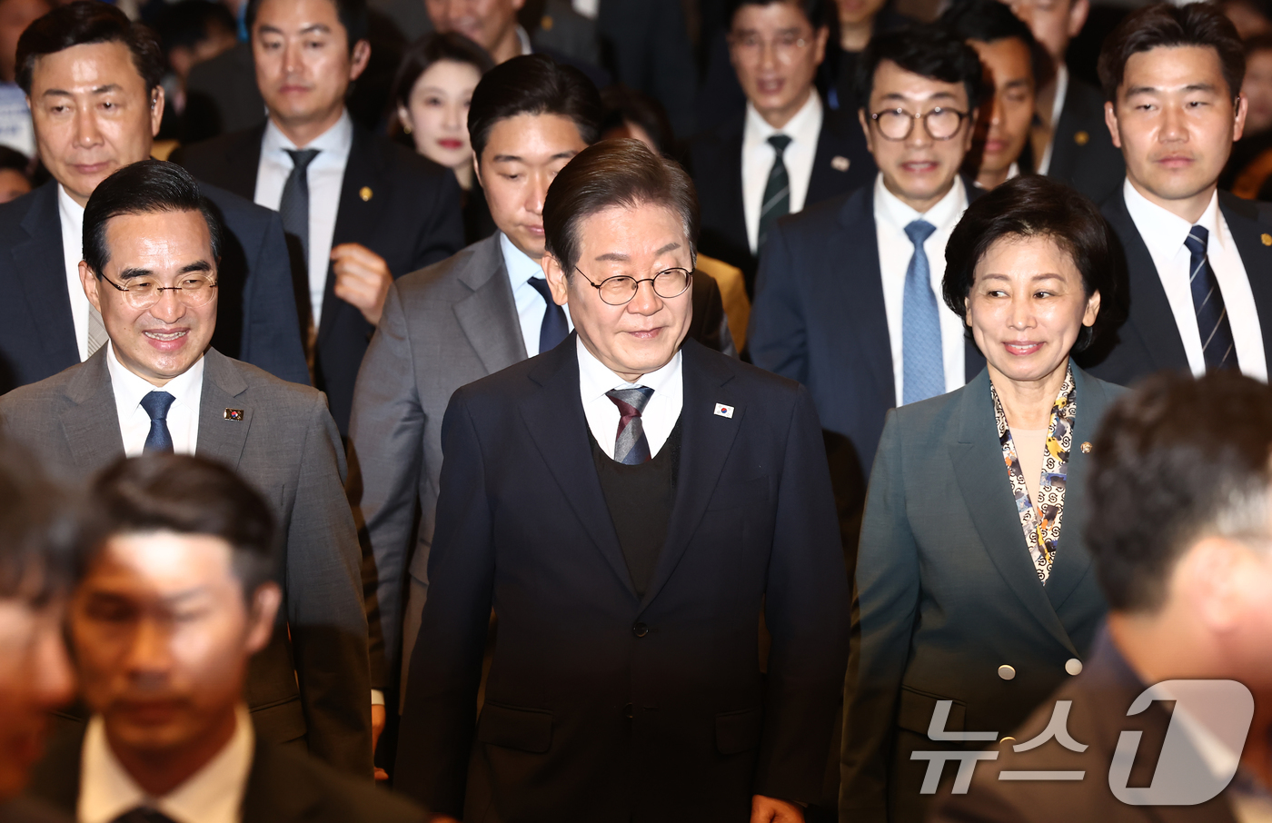 (서울=뉴스1) 김민지 기자 = 이재명 더불어민주당 대통령 후보가 8일 오후 서울 영등포구 중소기업중앙회에서 열린 선거대책위원회 직능본부 민생정책 협약식에 남인순, 박홍근 의원과 …