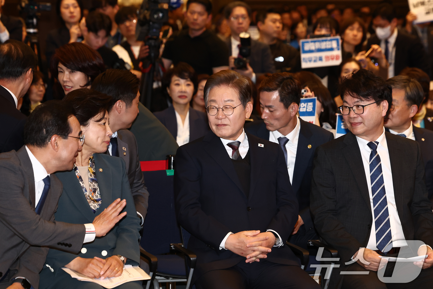 (서울=뉴스1) 김민지 기자 = 이재명 더불어민주당 대통령 후보가 8일 오후 서울 영등포구 중소기업중앙회에서 열린 선거대책위원회 직능본부 민생정책 협약식에서 남인순, 박홍근 의원과 …