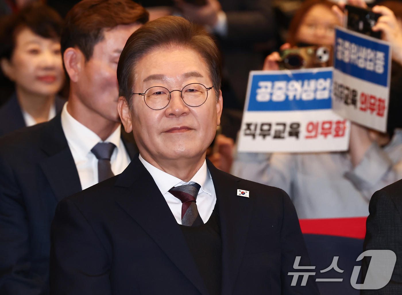 (서울=뉴스1) 김민지 기자 = 이재명 더불어민주당 대통령 후보가 8일 오후 서울 영등포구 중소기업중앙회에서 열린 선거대책위원회 직능본부 민생정책 협약식에서 자리하고 있다. 202 …