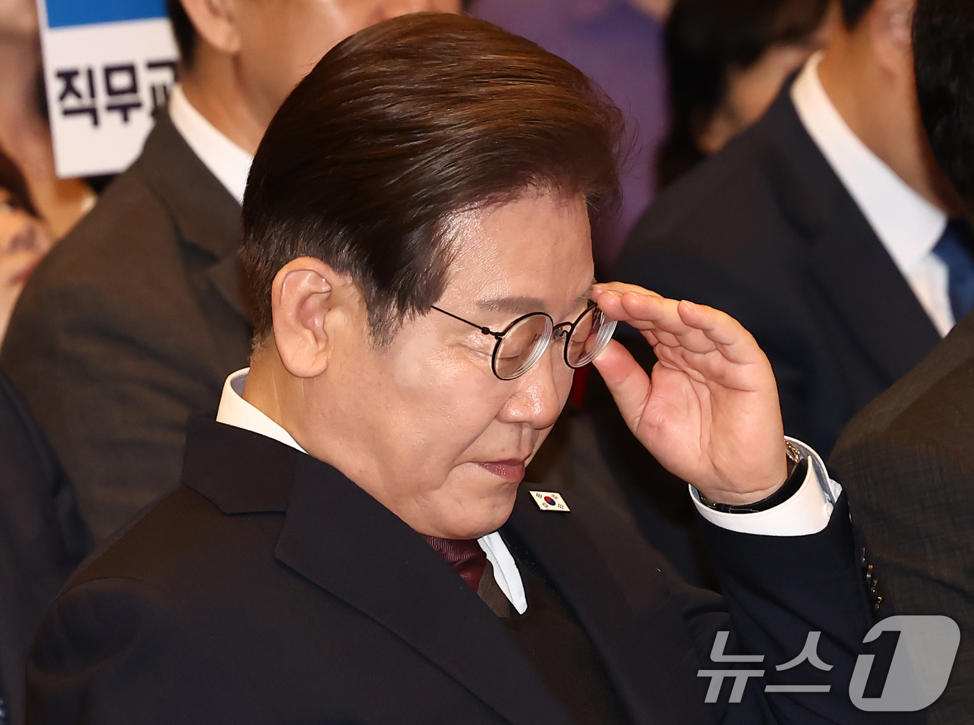 (서울=뉴스1) 김민지 기자 = 이재명 더불어민주당 대통령 후보가 8일 오후 서울 영등포구 중소기업중앙회에서 열린 선거대책위원회 직능본부 민생정책 협약식에 참석해 서류를 보고 있다 …