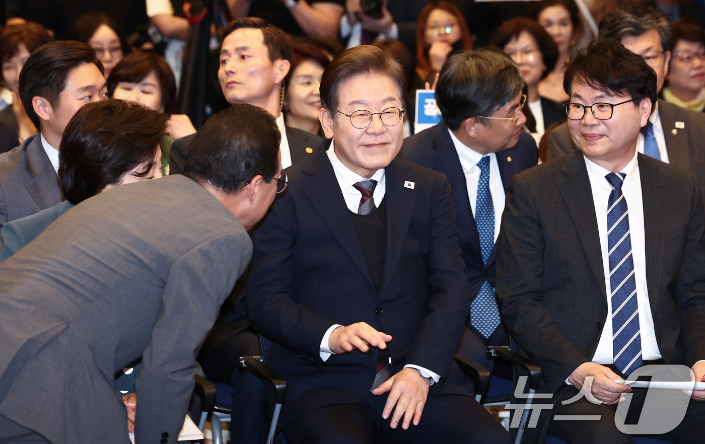 (서울=뉴스1) 김민지 기자 = 이재명 더불어민주당 대통령 후보가 8일 오후 서울 영등포구 중소기업중앙회에서 열린 선거대책위원회 직능본부 민생정책 협약식에서 남인순, 박홍근 의원과 …