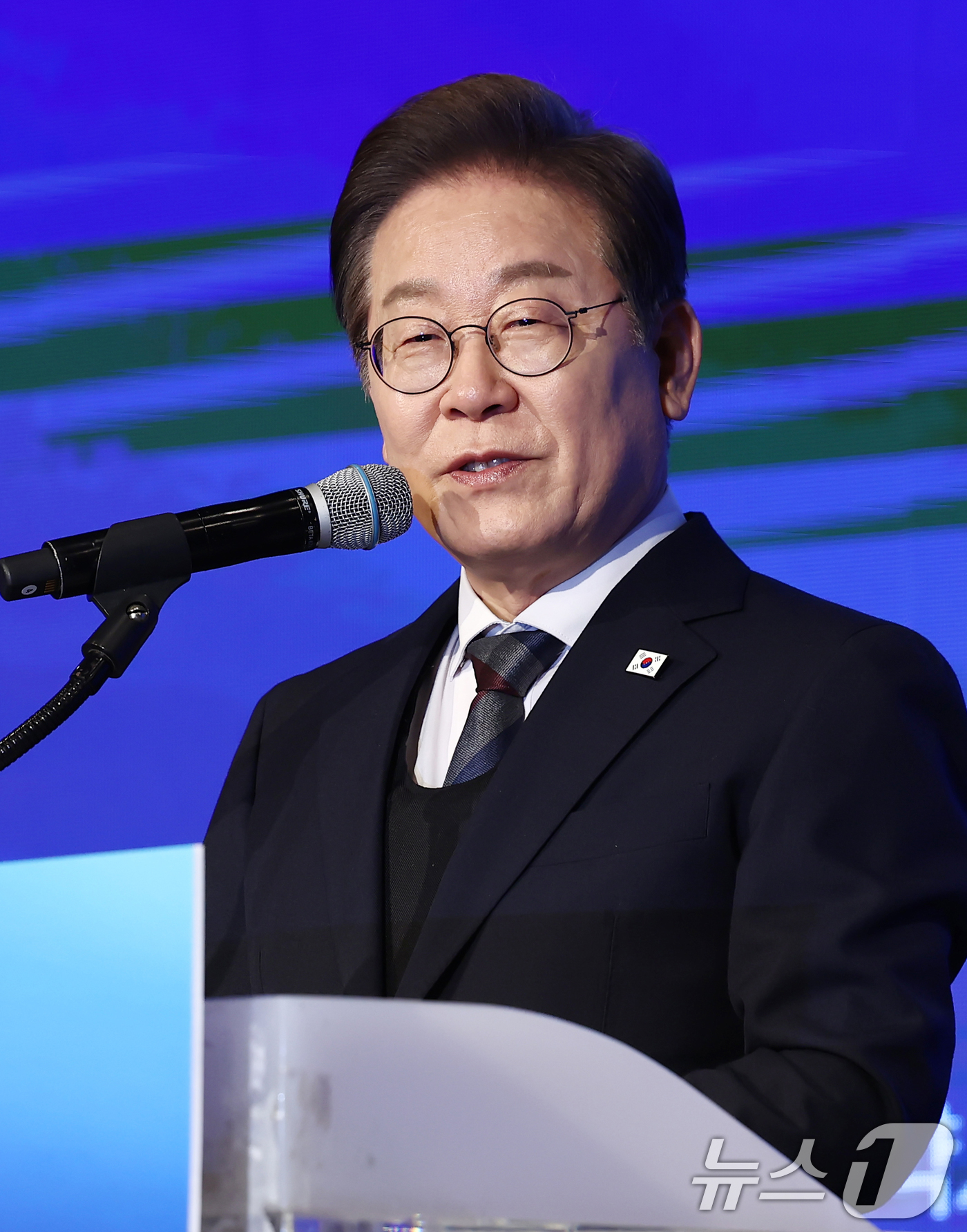 (서울=뉴스1) 김민지 기자 = 이재명 더불어민주당 대통령 후보가 8일 오후 서울 영등포구 중소기업중앙회에서 열린 선거대책위원회 직능본부 민생정책 협약식에서 인사말을 하고 있다. …