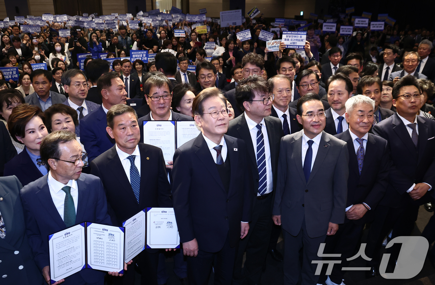 (서울=뉴스1) 김민지 기자 = 이재명 더불어민주당 대통령 후보(앞줄 왼쪽 세번째)가 8일 오후 서울 영등포구 중소기업중앙회에서 열린 중앙선거대책위원회 직능본부 민생정책 협약식에서 …