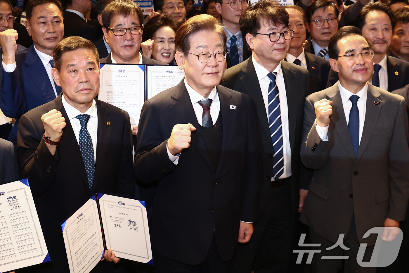 (서울=뉴스1) 김민지 기자 = 이재명 더불어민주당 대통령 후보가 8일 오후 서울 영등포구 중소기업중앙회에서 열린 중앙선거대책위원회 직능본부 민생정책 협약식에서 참석자들과 기념 촬 …