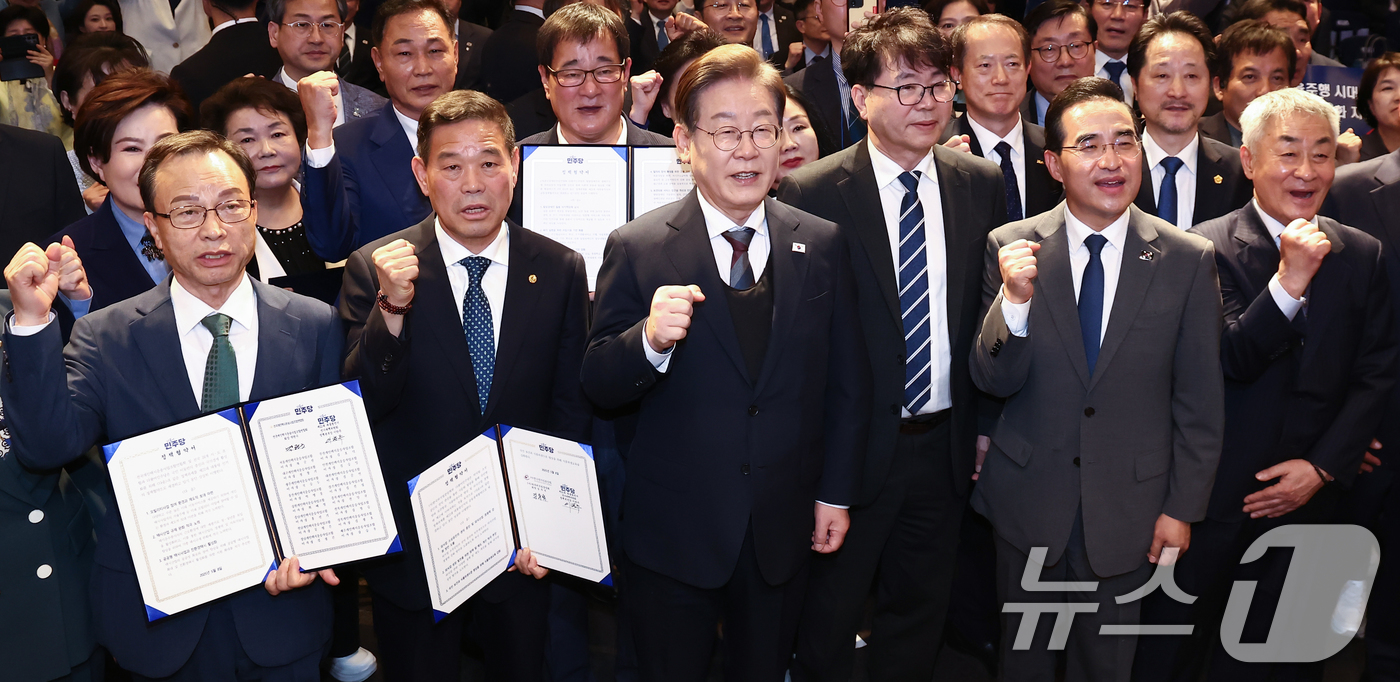 (서울=뉴스1) 김민지 기자 = 이재명 더불어민주당 대통령 후보(앞줄 왼쪽 세 번째)가 8일 오후 서울 영등포구 중소기업중앙회에서 열린 중앙선거대책위원회 직능본부 민생정책 협약식에 …