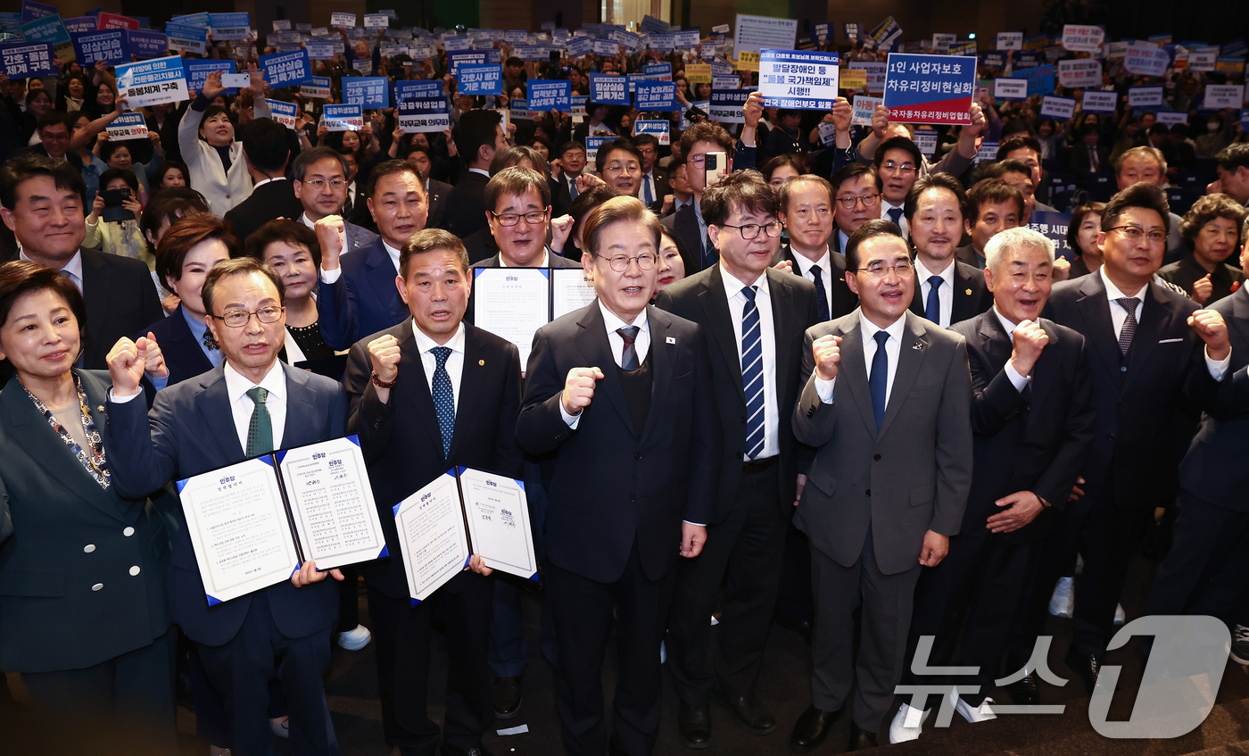 (서울=뉴스1) 김민지 기자 = 이재명 더불어민주당 대통령 후보(앞줄 왼쪽 네 번째)가 8일 오후 서울 영등포구 중소기업중앙회에서 열린 중앙선거대책위원회 직능본부 민생정책 협약식에 …
