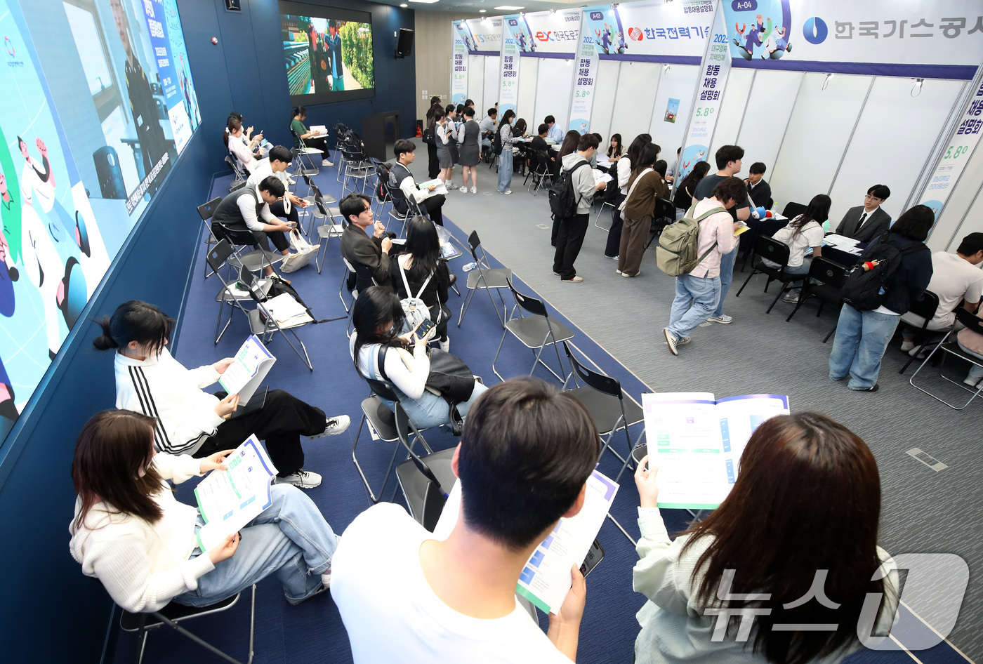 (경산=뉴스1) 공정식 기자 = 8일 오후 영남대 경산캠퍼스에서 열린 '2025 대구경북 지역인재 합동채용설명회'를 찾은 취업준비생들이 취업 상담을 하고 있다. 2025.5.8/뉴 …