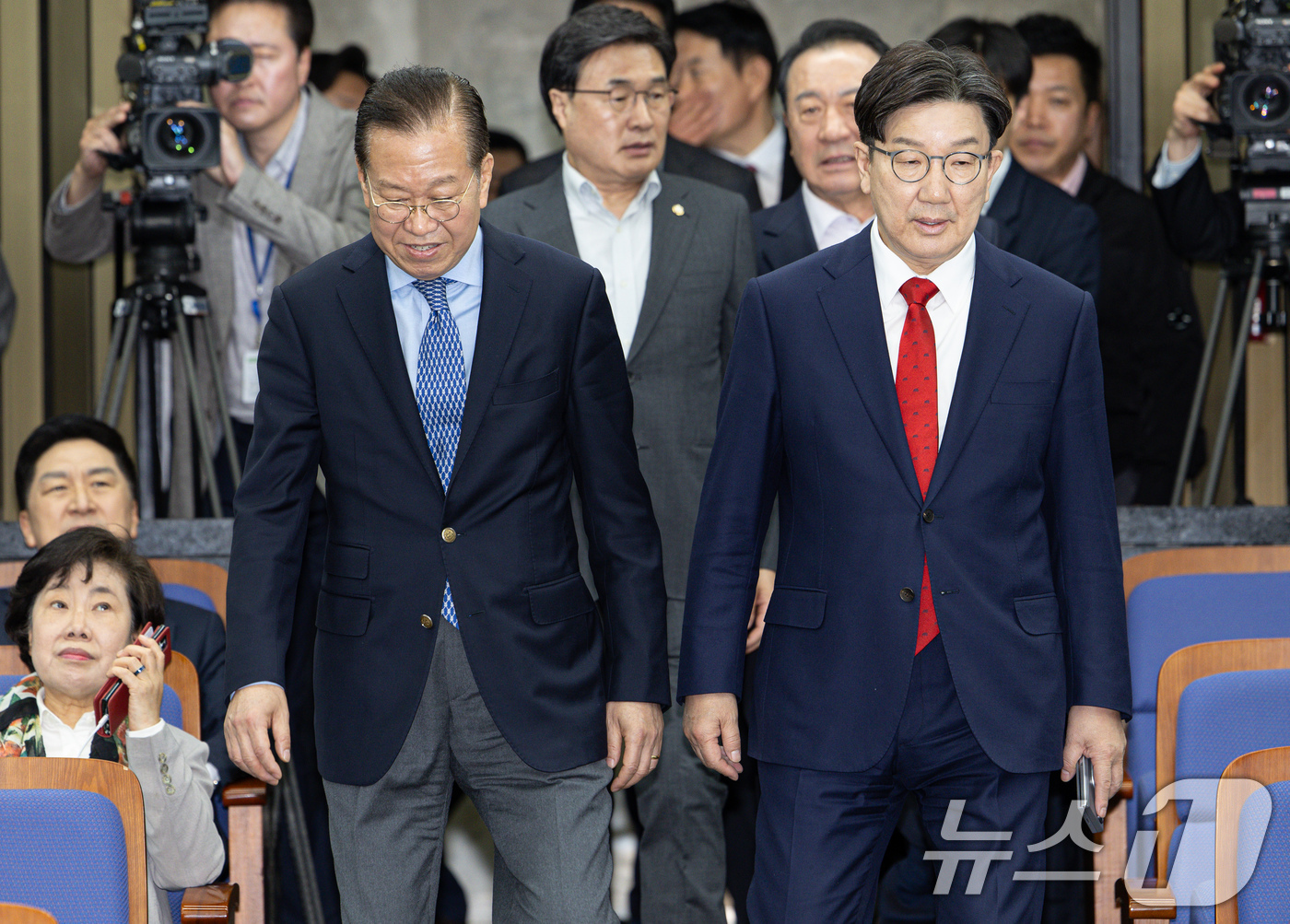 (서울=뉴스1) 이재명 기자 = 권영세 국민의힘 비상대책위원장과 권성동 원내대표가 8일 오후 서울 여의도 국회에서 열린 의원총회에 참석하고 있다. 2025.5.8/뉴스1