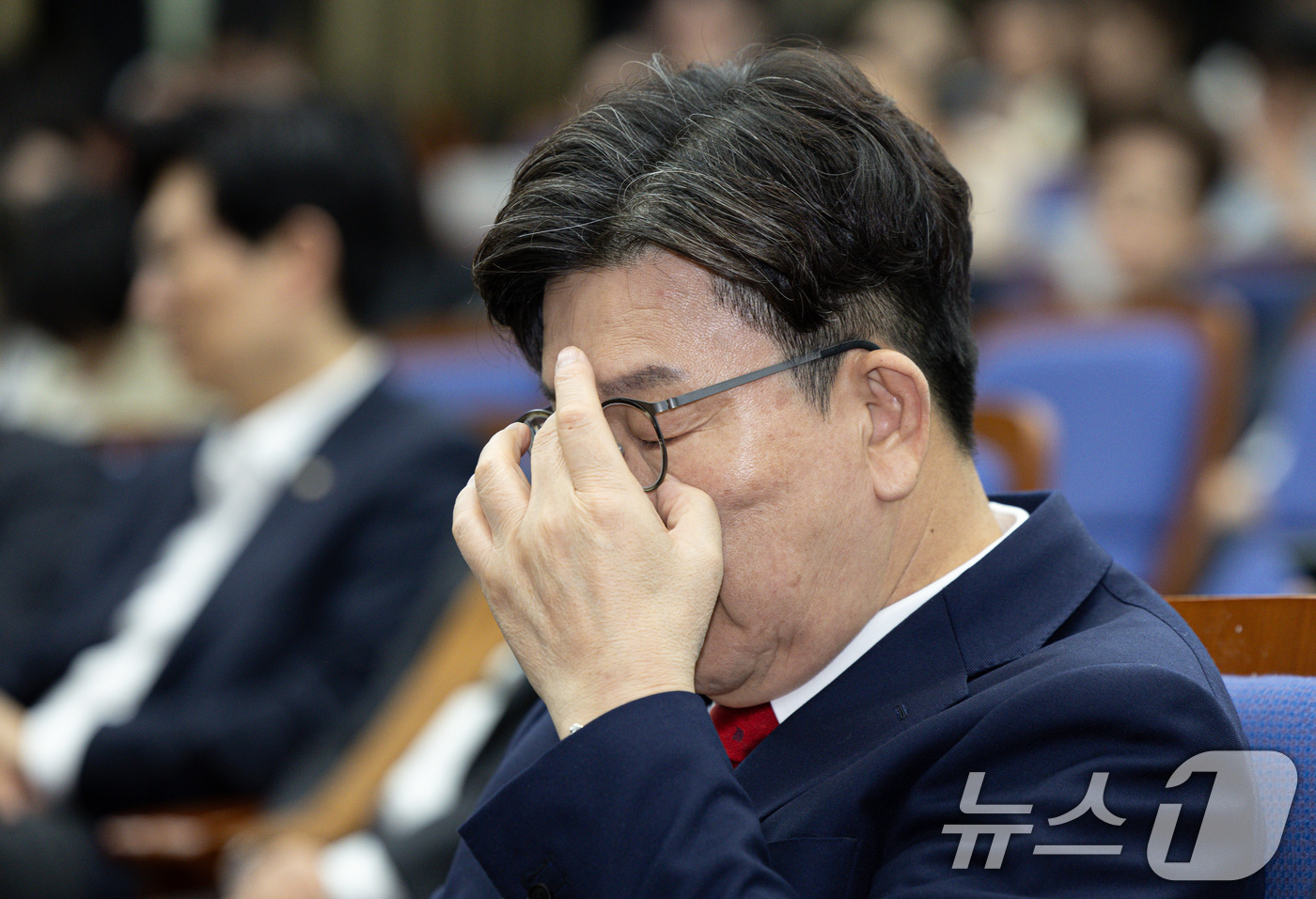 (서울=뉴스1) 이재명 기자 = 권성동 국민의힘 원내대표가 8일 오후 서울 여의도 국회에서 열린 의원총회에서 생각에 잠겨 있다. 2025.5.8/뉴스1